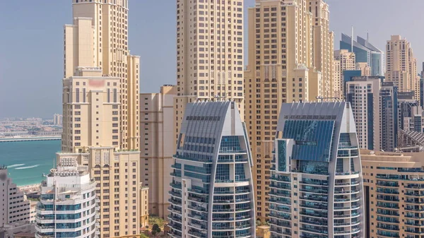 Сучасні Хмарочоси Дубаї Марина Зблизька Дивляться Багато Вікон Повітряним Таймелапсом — стокове фото