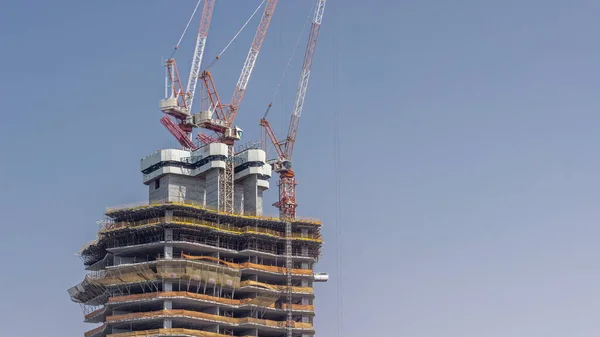 Grattacielo Costruzione Progresso Timelapse Sito Con Gru Contro Cielo Blu — Foto Stock