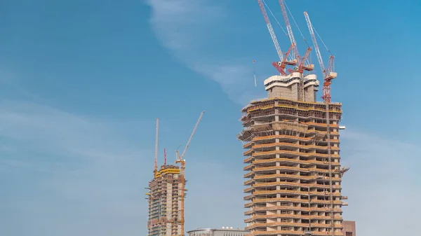 Nşaat Zamanında Yüksek Katlı Binalar Mavi Gökyüzüne Karşı Vinçleri Olan — Stok fotoğraf