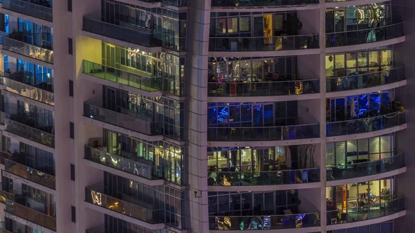 外屋的夜景色彩斑斓 高层摩天大楼 窗户上闪烁着灯光 阳台上的椅子 — 图库照片