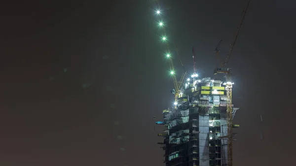 Grattacielo Costruzione Timelapse Notte Sito Con Gru Contro Cielo Blu — Foto Stock