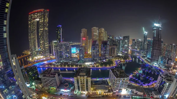 迪拜码头的全景 停泊在港口的小船和游艇 通宵照亮着运河上空的摩天大楼 Jbr区的塔楼背景 — 图库照片