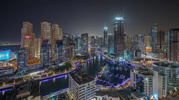 Panorama Pokazująca Dubai Marina Kilkoma Łodziami Jachtami Zaparkowanymi Porcie Oświetlonymi — Zdjęcie stockowe