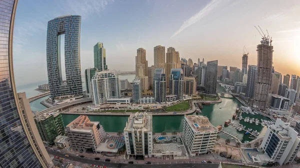 Panorama Dubai Marina Łodziami Jachtami Zaparkowanymi Porcie Drapaczami Chmur Wokół — Zdjęcie stockowe