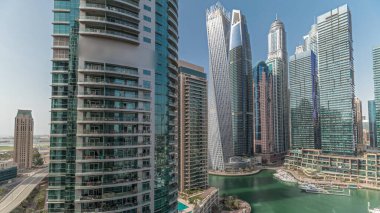Panorama, Dubai marinasının limandaki en yüksek gökdelenleri ve yatları gösteriyor. Apartman binalarına, otellere ve ofis bloklarına, BAE 'nin modern yerleşim alanlarına bak