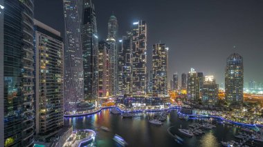 Dubai marinası limandaki en uzun gökdelenler ve yatlar. Apartman binalarına, otellere ve ofis bloklarına, BAE 'nin modern yerleşim alanlarına bak