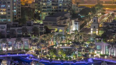 Dubai Marina 'daki fıskiyeler havadan gece gezintisi avuçlarıyla ve limandaki yatlarla dolu. Birleşik Arap Emirlikleri 'nin en büyük şehri gökdelenlerin arka planına karşı..
