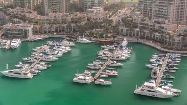 Dubai Marina hava sahasına yanaşmış lüks tekne ve yatlar. Sabahları sisli olur. Rıhtımda limana yakın park etmiş motorlu tekneler.