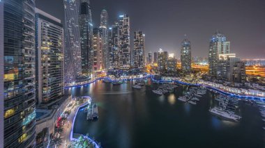 Dubai marinasının en yüksek gökdelenleri ve yatları tüm gece panoramik zaman aralığında liman havasındaydı. Apartman binalarına, otellere ve ofis bloklarına, BAE 'nin modern yerleşim alanlarına bak