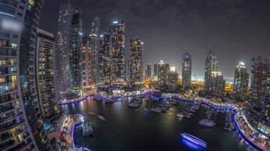 Dubai marinası en uzun gökdelenler panorama ve limandaki yatlar. Apartman binalarına, otellere ve ofis bloklarına, BAE 'nin modern yerleşim alanlarına bak