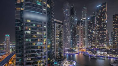 Panorama Dubai marinasının limandaki en yüksek gökdelenleri ve yatları gösteriyor. Apartman binalarına, otellere ve ofis bloklarına, BAE 'nin modern yerleşim alanlarına bak