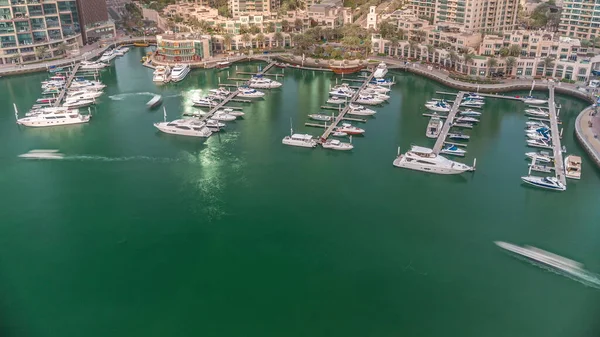 豪华游艇和游艇停泊在迪拜码头的空中时间 在海滨港口码头附近停着装有喷泉的汽艇 — 图库照片