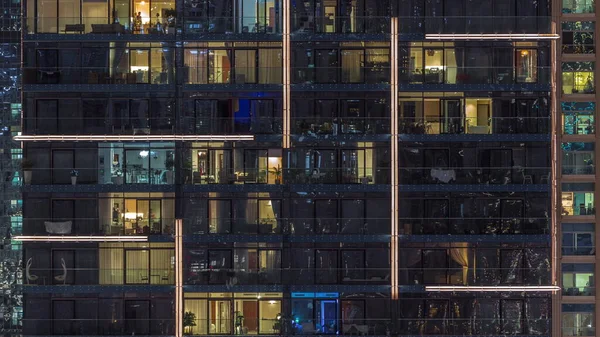 マルチ階建ての建物のパノラマの窓の多色光のフラット夜のパノラマ空中タイムラプス 大都市の照明付きガラス超高層ビル — ストック写真
