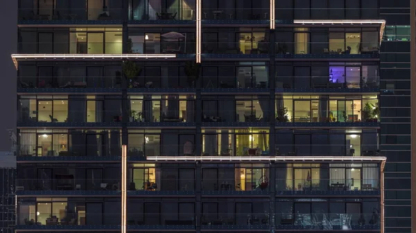 Flaches Nachtpanorama Aus Vielfarbigem Licht Den Panoramafenstern Mehrstöckiger Glasgebäude Zeitraffer — Stockfoto