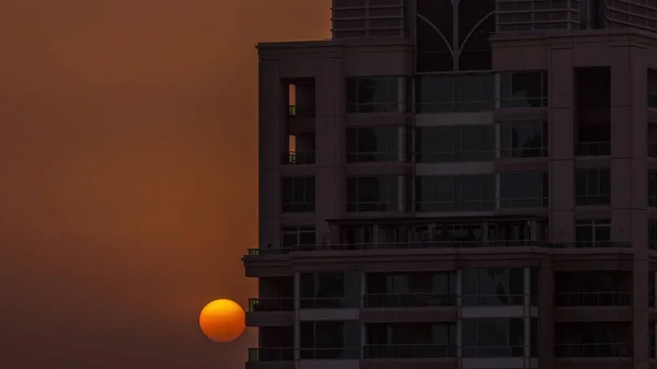 迪拜滨海豪华旅游区的日出带着太阳从摩天大楼后面升起 可识别建筑和橙色天空 — 图库照片