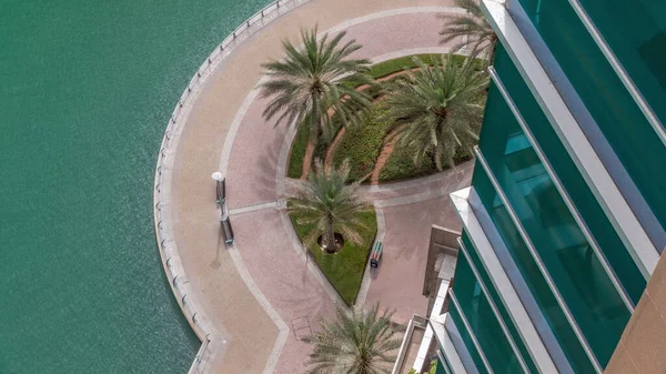 Promenada Nabrzeżna Palmami Dubai Marina Antenowy Timelapse Zakrzywiony Kształt Chodnika — Zdjęcie stockowe