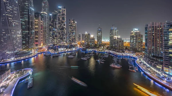 Dubai marinası, limandaki en uzun gökdelenler ve yatlar. Gece panoramik zaman çizelgesi. Apartman binalarına, otellere ve ofis bloklarına, BAE 'nin modern yerleşim alanlarına bak