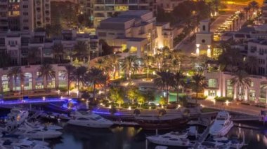 Dubai Marina 'daki fıskiyeler gece gündüz demeden geziniyor.