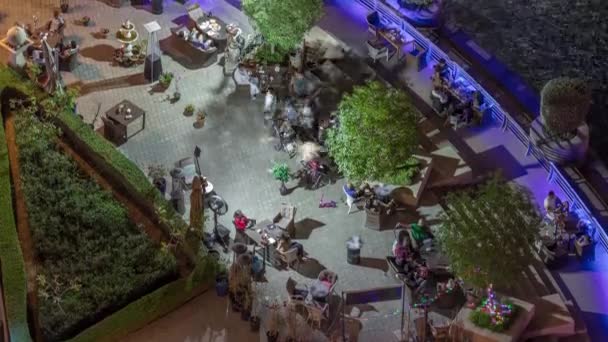 餐厅内设有桌椅的室外露台空中俯瞰着夜晚的流逝 — 图库视频影像
