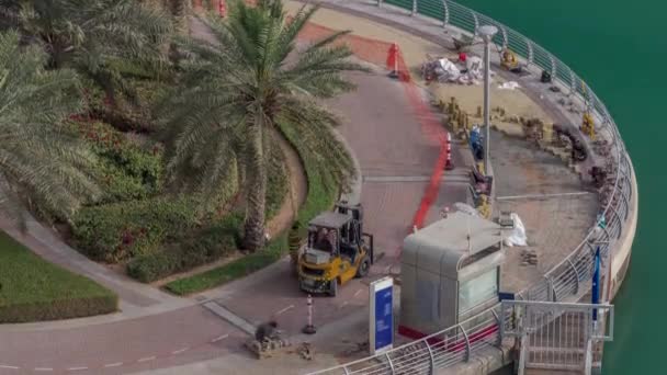 Uferpromenade mit Palmen in Dubai Marina im Zeitraffer. — Stockvideo