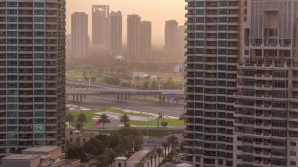Luchtfoto zonsopgang uitzicht op torens in de groene wijk gebied timelapse van Dubai jachthaven. — Stockvideo
