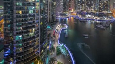 Dubai Marina hava sahasında palmiyelerle rıhtım gezintisi..