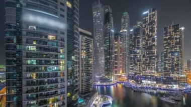 Dubai marinası, limandaki en uzun gökdelenler ve yatlar..