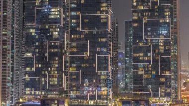 Dubai Marina lüks turizm bölgesi. Kanal havası etrafında gökdelenler ve kuleler var.