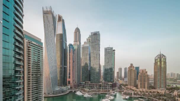 Dubai marina mais altos arranha-céus e iates em porto aéreo dia a noite timelapse. — Vídeo de Stock