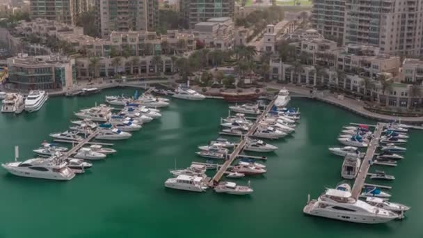Barcos e iates de luxo ancorados na linha do tempo da Marina do Dubai. — Vídeo de Stock