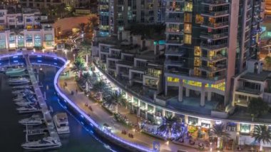 Dubai Marina hava sahasında palmiyelerle rıhtım gezintisi..