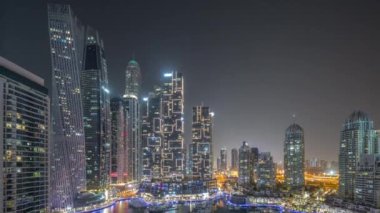 Dubai marinası en yüksek gökdelenler ve yatlar liman havasında tüm gece boyunca.
