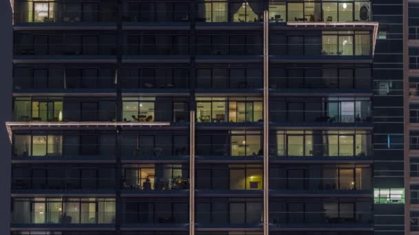 Плоска нічна панорама різнокольорового світла у вікнах багатоповерхових будівель повітряний таймлапс . — стокове відео