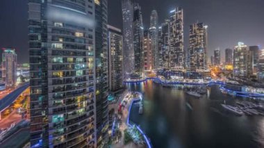 Dubai marinası, limandaki en uzun gökdelenler ve yatlar..