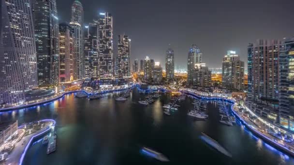 Dubai marina mais altos arranha-céus e iates em porto aéreo noite timelapse. — Vídeo de Stock