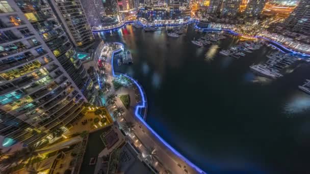 Passeio marítimo com palmeiras em Dubai Marina noite aérea timelapse. — Vídeo de Stock