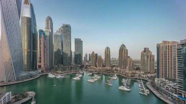 Ντουμπάι μαρίνα ψηλότερους ουρανοξύστες και γιοτ στο λιμάνι εναέρια μέρα με τη νύχτα timelapse. — Αρχείο Βίντεο