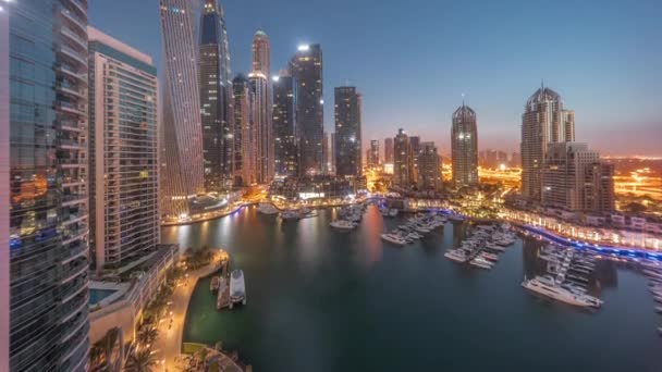 Dubai marina arranha-céus e iates mais altos no porto noite aérea a dia timelapse. — Vídeo de Stock