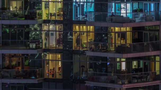 Platte nacht panorama van multicolor licht in ramen van multistory gebouwen luchtfoto timelapse. — Stockvideo