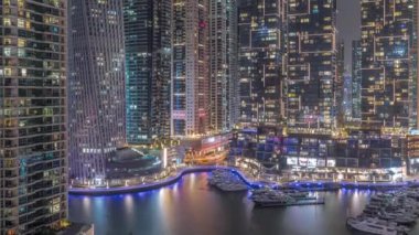 Dubai Marina hava sahasında palmiyelerle rıhtım gezintisi..