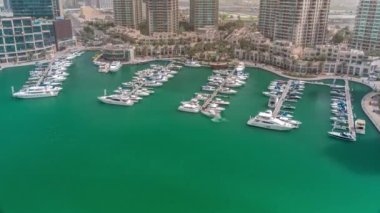 Lüks tekne ve yatlar tüm gün Dubai Marina havalimanında demirledi..