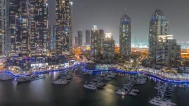Dubai Marina lüks turizm bölgesi. Kanal havası etrafında gökdelenler ve kuleler var.
