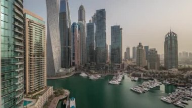 Dubai marinası Limandaki en uzun gökdelenler ve yatlar.