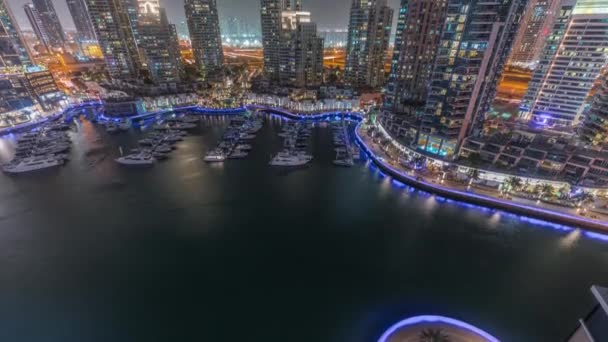 Прогулка на набережной с пальмами в Дубае Марина воздушного ночного времени. — стоковое видео