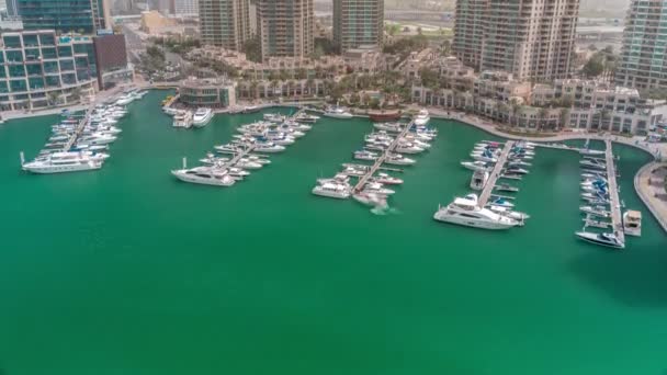 Barcos de luxo e iates ancorados em Dubai Marina aérea durante todo o dia timelapse. — Vídeo de Stock