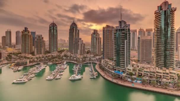 Nascer do sol sobre Dubai Marina bairro turístico de luxo com arranha-céus e torres em torno do canal aéreo timelapse — Vídeo de Stock