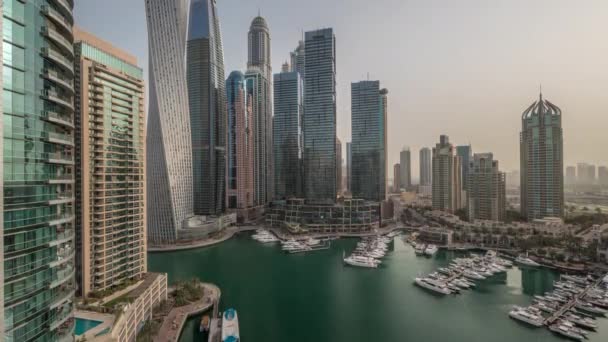 Dubai marina mais altos arranha-céus e iates em porto aéreo timelapse. — Vídeo de Stock