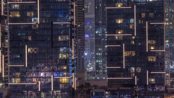 다중 층 건물의 창문에 떠 있는 다세포 빛의 평평 한 야간 파노라마. — 비디오