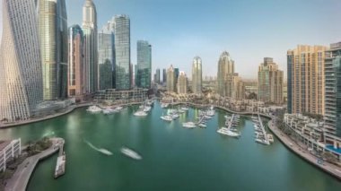 Dubai marinası Limandaki en uzun gökdelenler ve yatlar.