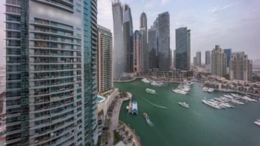 Dubai marinası Limandaki en uzun gökdelenler ve yatlar Gün ve gece saatleri.